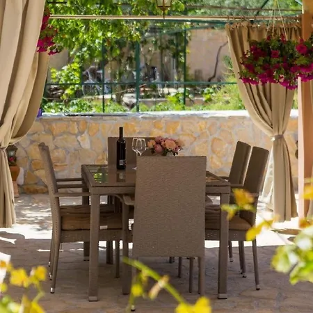 Dora - Nice Courtyard * Τρογκίρ