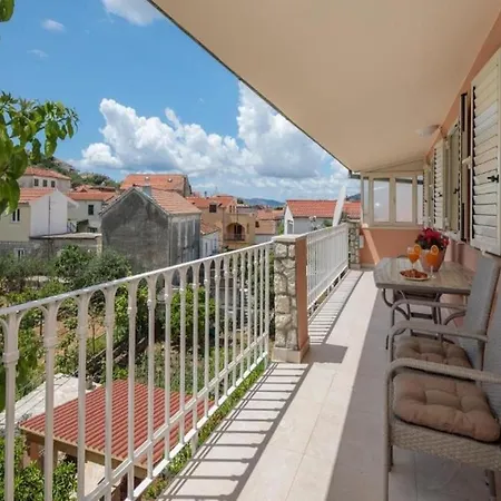 Dora - Nice Courtyard *