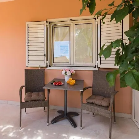 Dora - Nice Courtyard Trogir