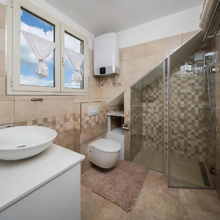 Dora - Nice Courtyard Apartment *