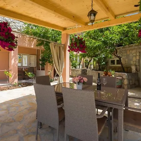 Dora - Nice Courtyard