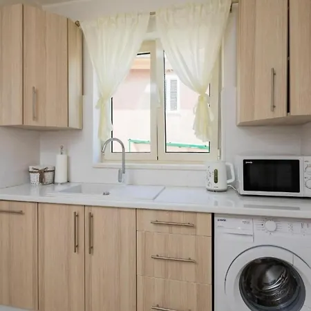 Dora - Nice Courtyard Apartment Trogir
