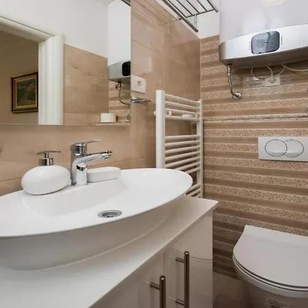 Dora - Nice Courtyard Apartment *