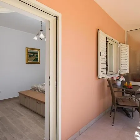 Dora - Nice Courtyard * Trogir