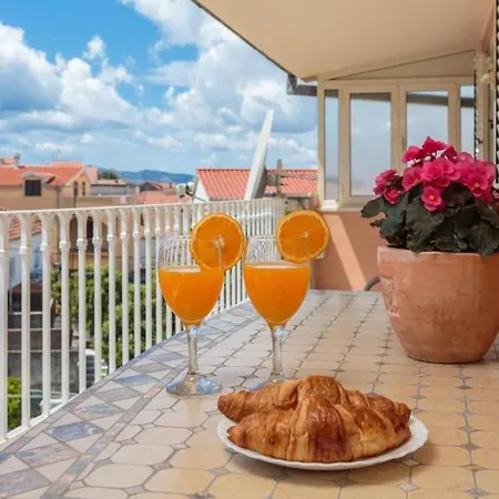 Dora - Nice Courtyard Apartment