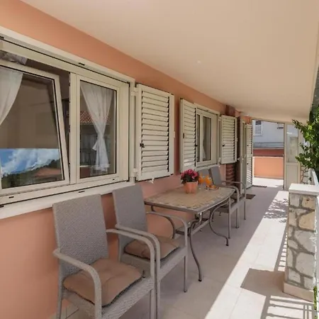 Dora - Nice Courtyard Apartment *