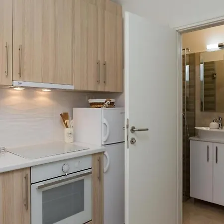 Dora - Nice Courtyard Apartment